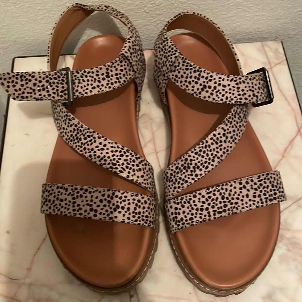 Universal Thread Sandals